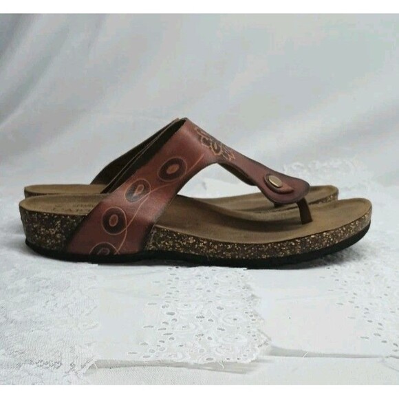 L'Artiste Leather Tooled Sandals 7 Women's Brown Spring Step Slip On Thongs - Picture 2 of 8